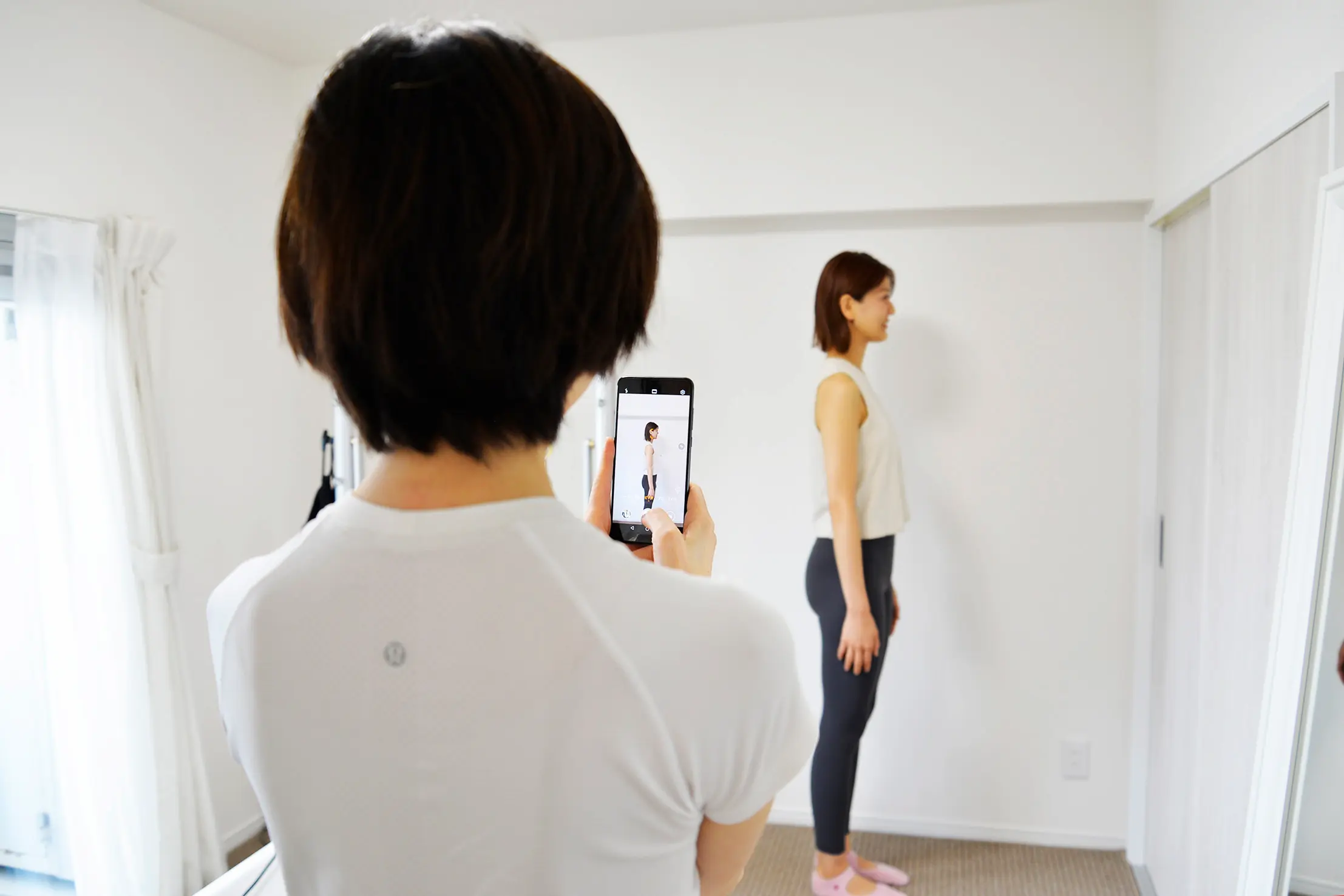 南船橋ピラティスワンでの筋膜リリース前後の姿勢チェック、身体の状態を正確に把握するための記録撮影
